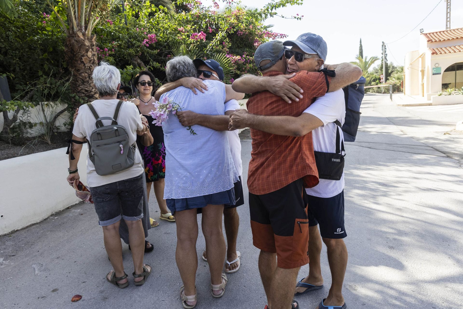 La concentración de vecinos y amigos de Margaret en el camping de El Portús, en imágenes