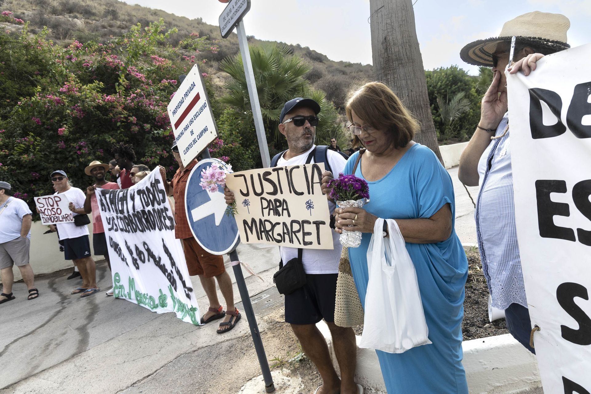 La concentración de vecinos y amigos de Margaret en el camping de El Portús, en imágenes
