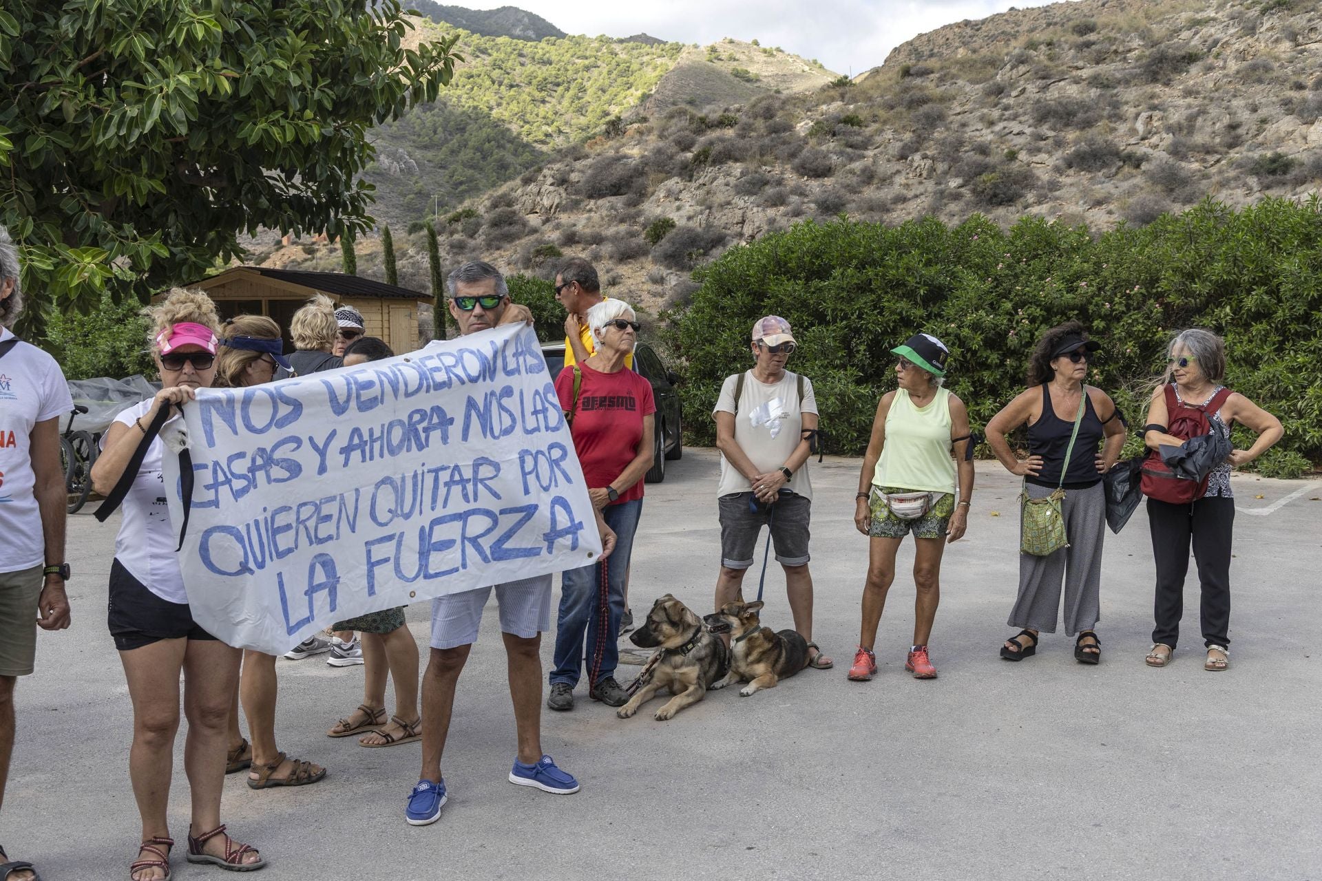 La concentración de vecinos y amigos de Margaret en el camping de El Portús, en imágenes