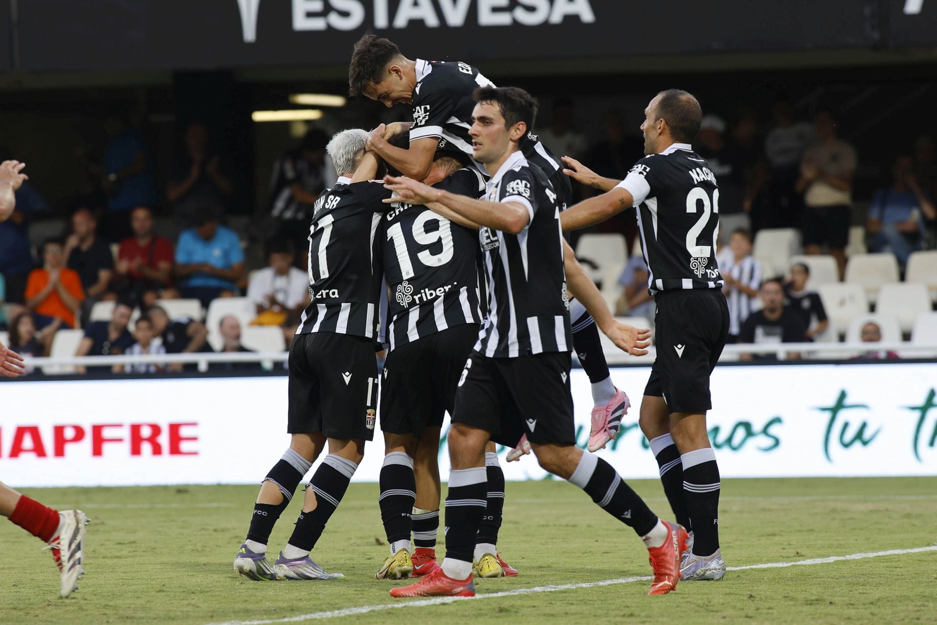 El FC Cartagena aplasta sin piedad al Tarazona, en imágenes