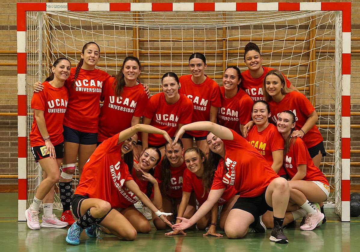 Entrenamiento de las jugadoras del UCAM BM Murcia, en imágenes