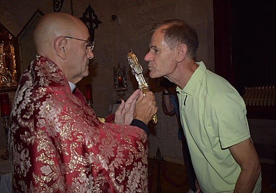 Abel Antón en el momento de la adoración de la Vea Cruz.