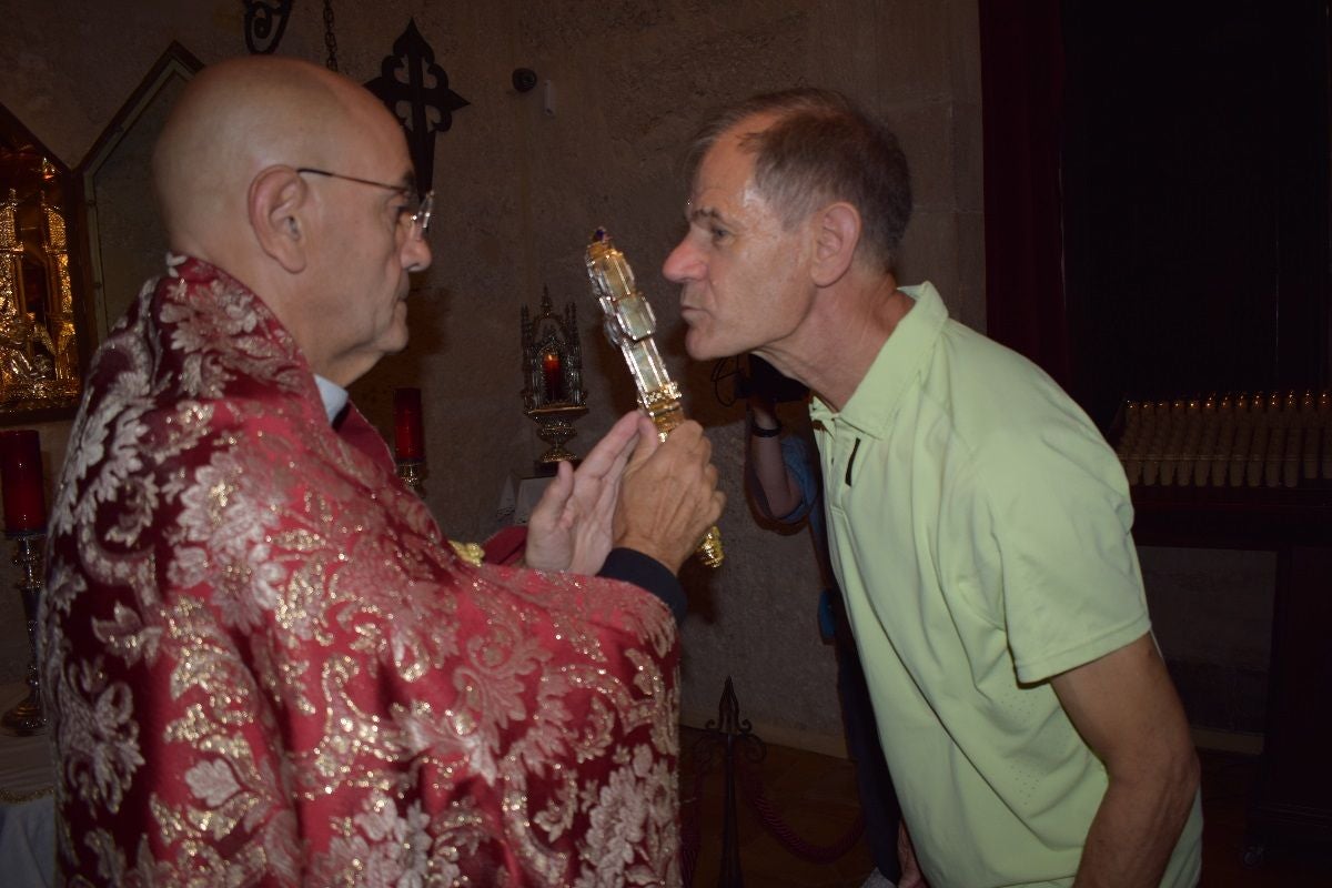 Abel Antón en el momento de la adoración de la Vea Cruz.