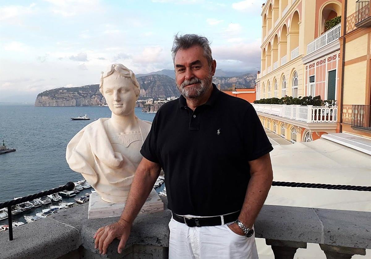 Fermín Bocos estudió Medicina y Periodismo en Barcelona. En la imagen, en el Golfo de Nápoles, en un viaje a Italia.