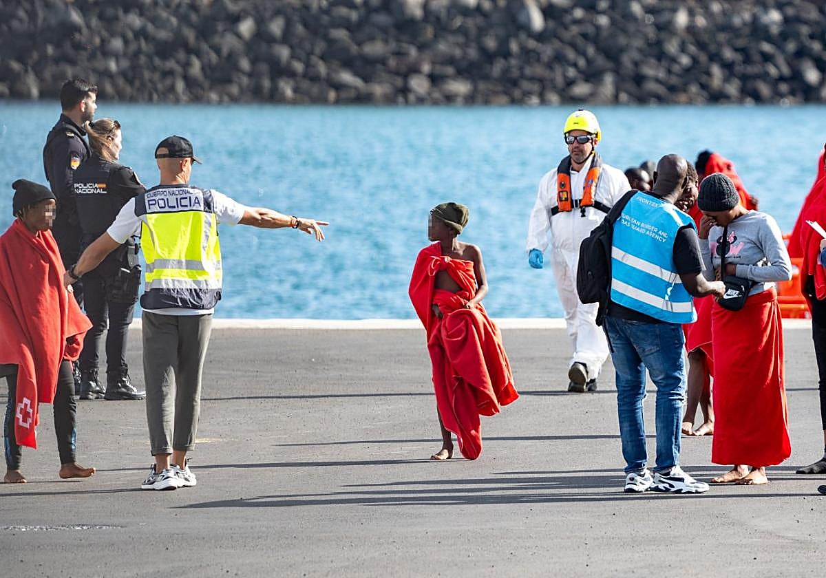 Agentes de los equipos de emergencia atienden en Arrecife a menores llegados en cayuco a comienzos de este año.