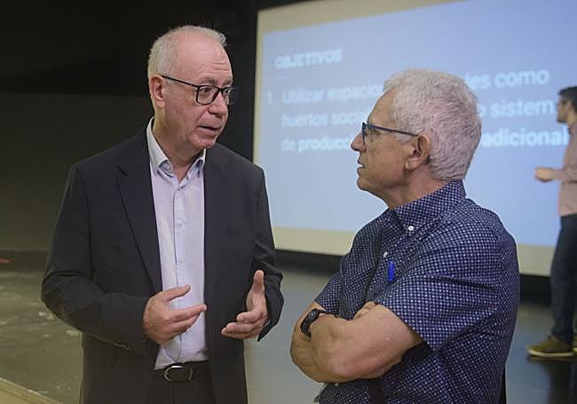 Antonio Navarro, Francisco Carpe y, al fondo, Jesús Fernández.