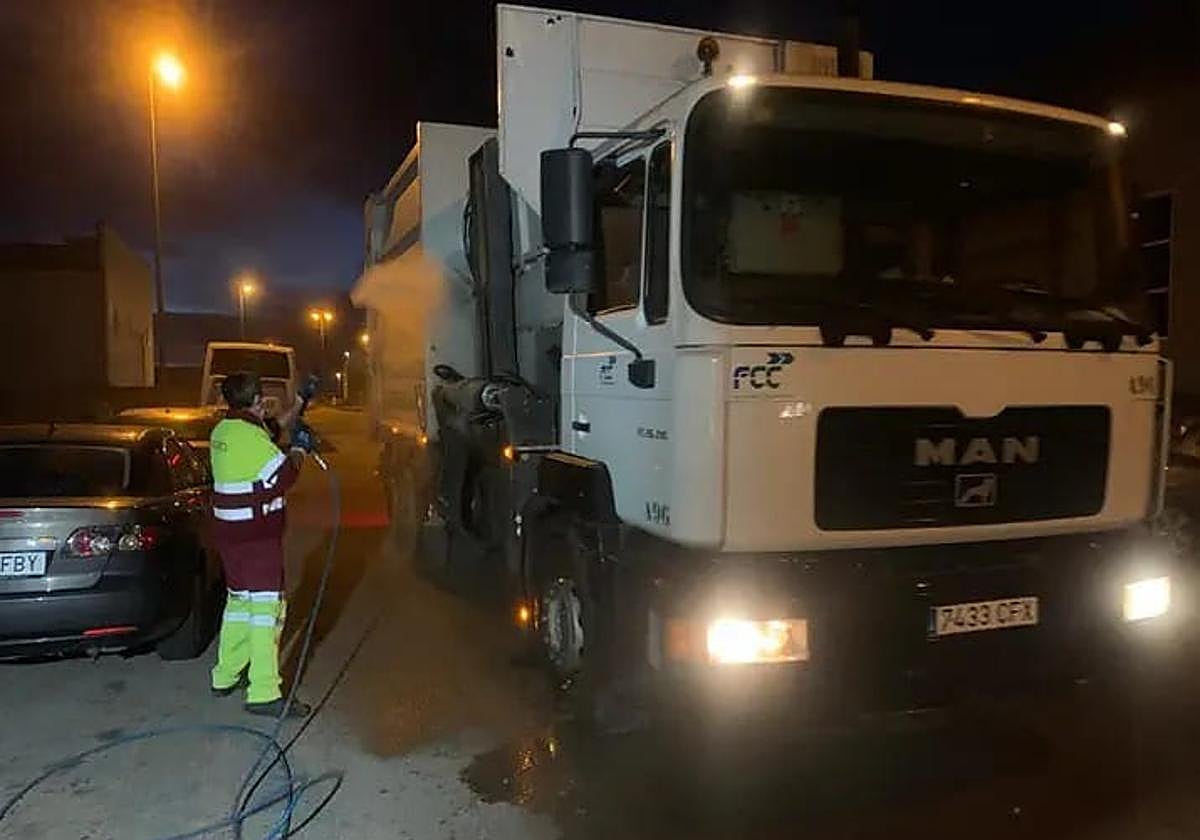 Un operario con un camión de la limpieza.