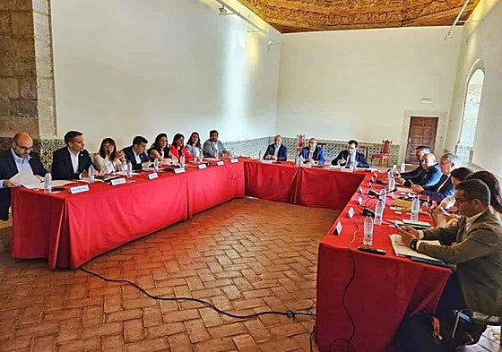 José Santiago Villa, (2º izda) durante la asamblea en Pastrana.