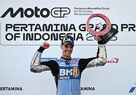Fermín Aldeguer, en el podio, con su trofeo de ganador del Gran Premio de Indonesia.