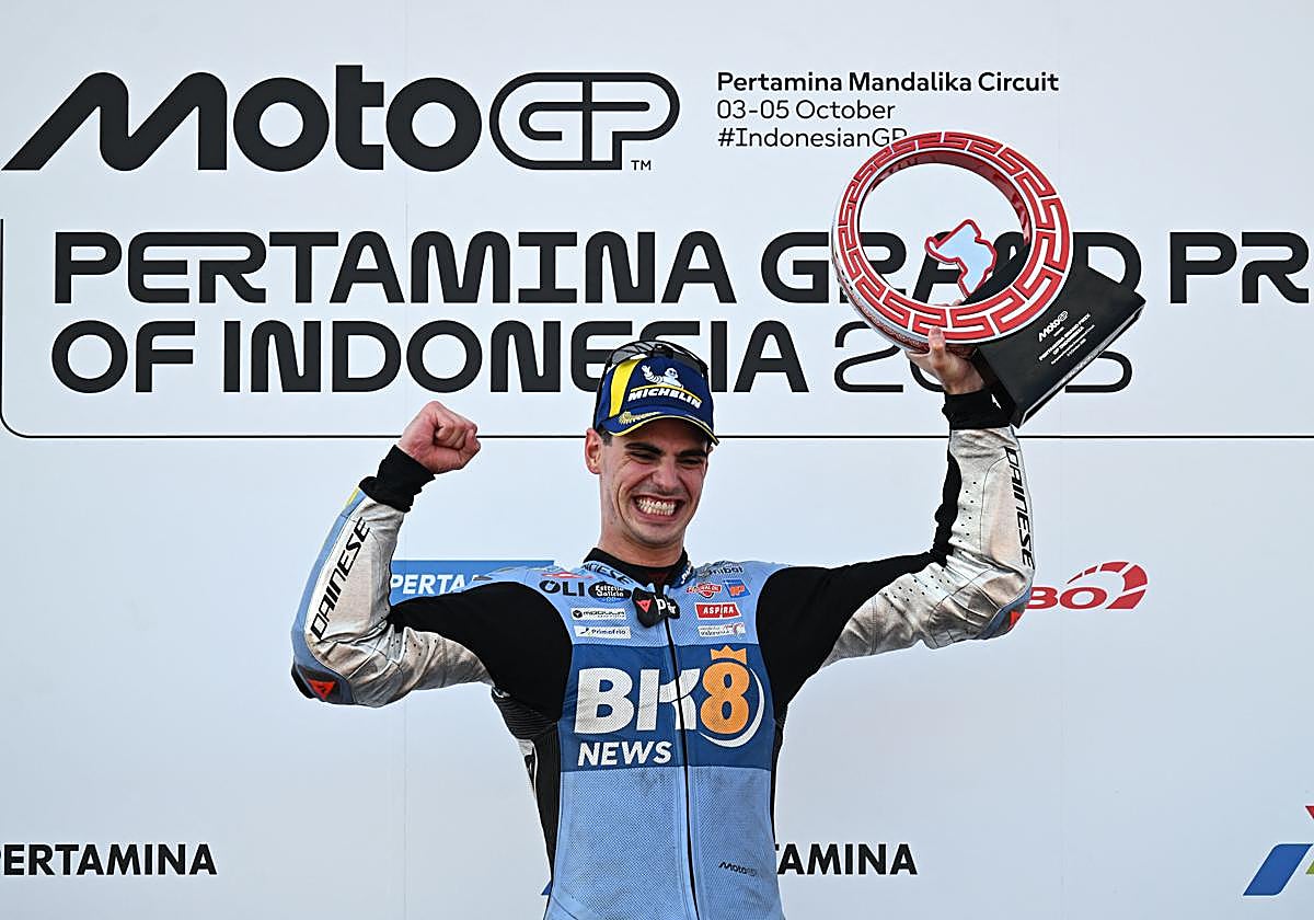 Fermín Aldeguer, en el podio, con su trofeo de ganador del Gran Premio de Indonesia.