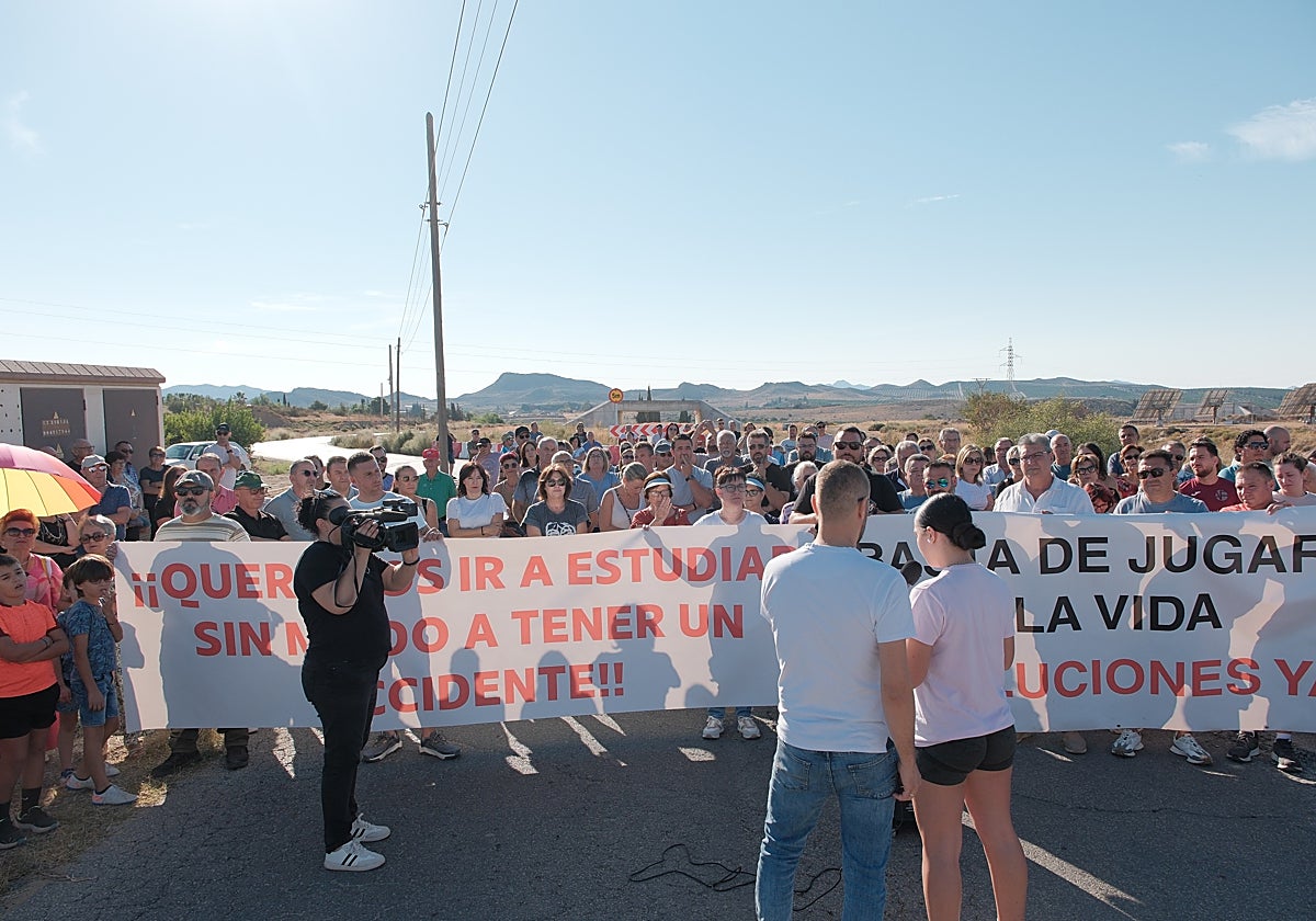 Vecinos de Almendricos durante la manifestación en la carretera.