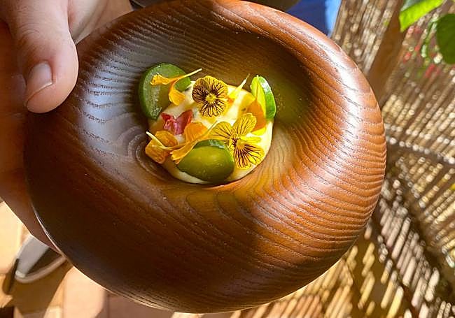 Postre de mantequilla de limón y pepino osmotizado.