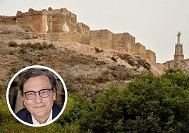 La fortaleza del Rey Lobo junto al Castillo y el Cristo de Monteagudo. Eduardo Manzano en la imagen pequeña.