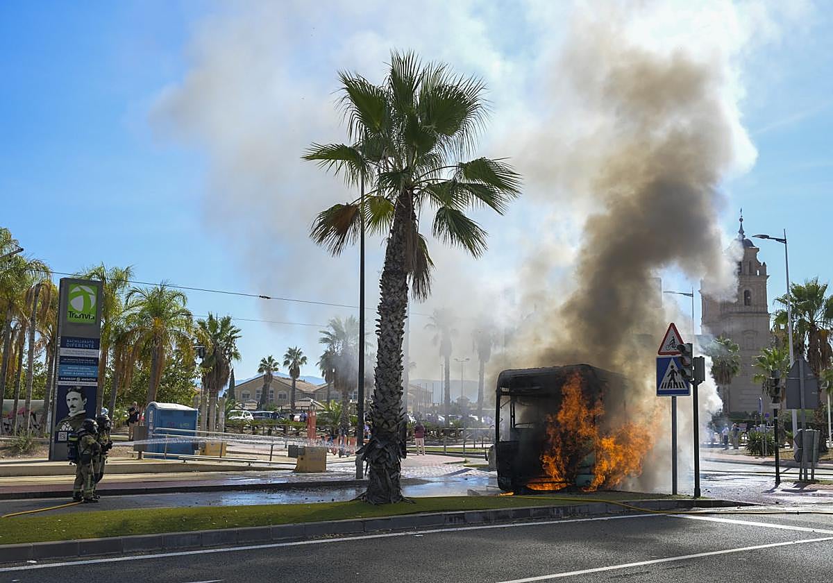 Incendio de un autobús en la rotonda de la UCAM, la semana pasada.