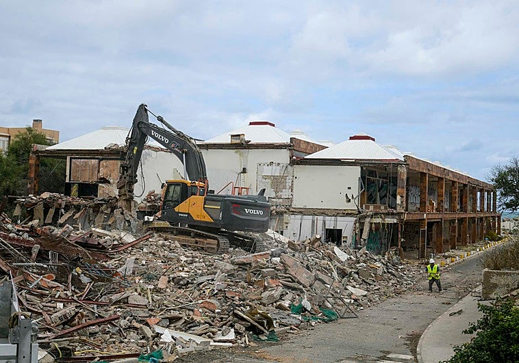 Obras de demolición de la antigua galería de La Manga, este lunes.