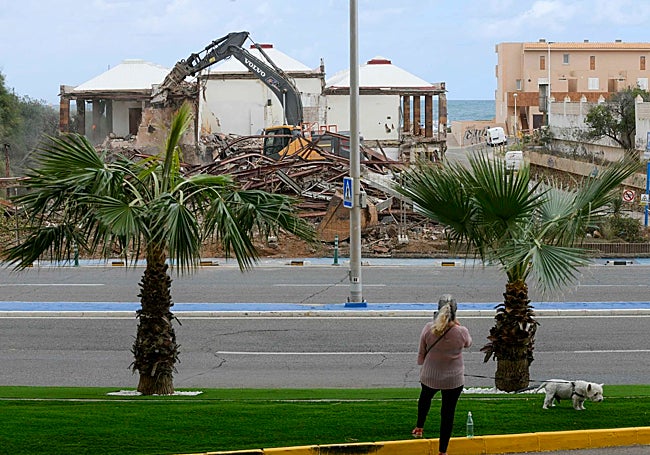 Una vecina de La Manga observa en la mañana de este lunes la demolición de la galería.