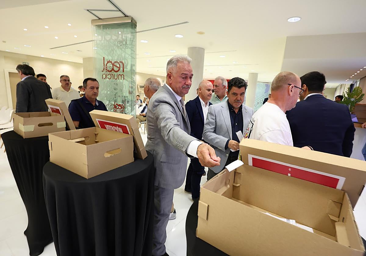 Felipe Moreno, presidente del Real Murcia, participa en la votación sobre su destitución.