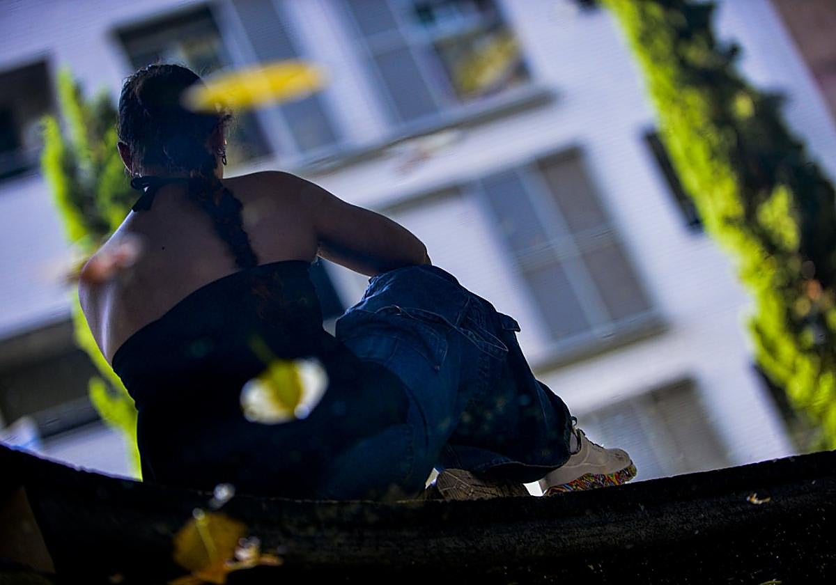 Víctima. Míriam, fotografiada en un jardín de la ciudad de Murcia, donde atendió a este periódico.