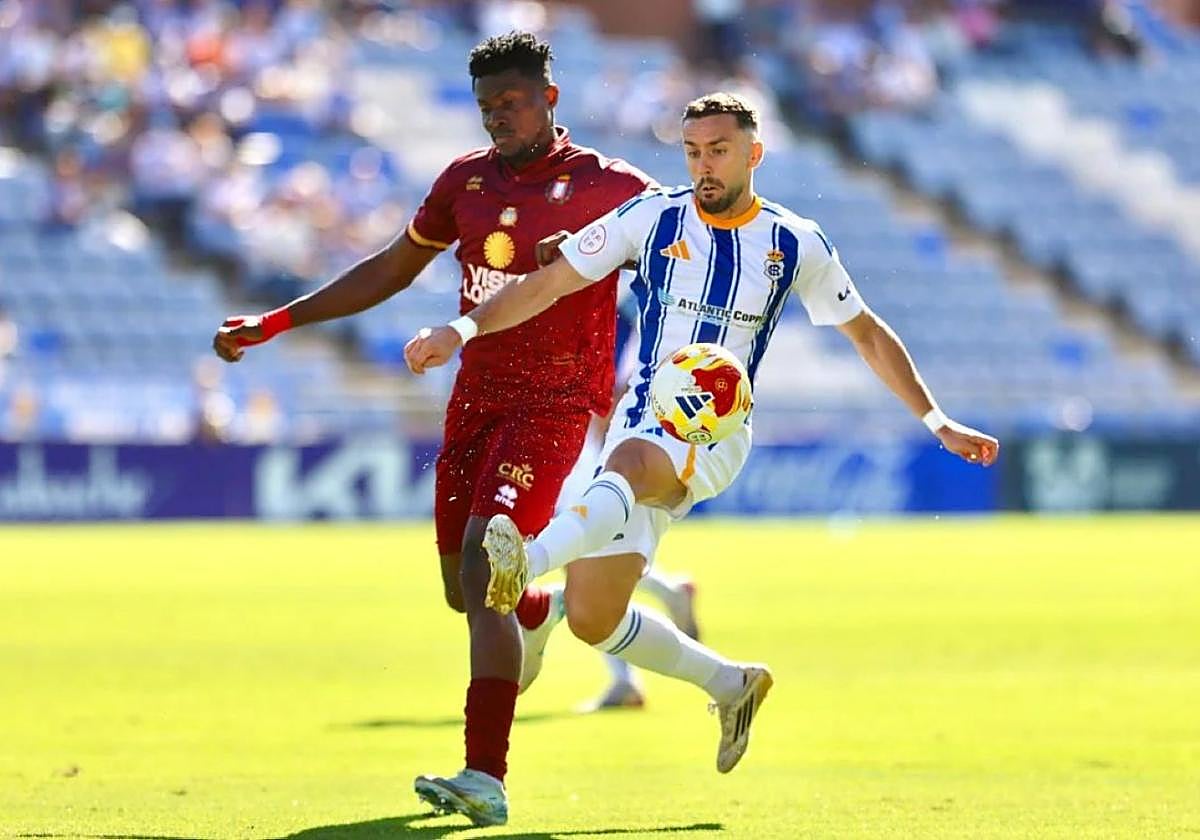 Saturday y Alberto López pelean por un balón en el duelo de ayer entre el Recreativo y el Lorca.