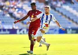 Saturday y Alberto López pelean por un balón en el duelo de ayer entre el Recreativo y el Lorca.