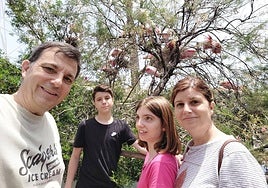 Sofía junto a su hermano Jaime y sus padres, Juan Antonio López y Paqui García, en una excursión familiar.