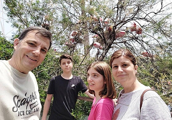 Sofía junto a su hermano Jaime y sus padres, Juan Antonio López y Paqui García, en una excursión familiar.