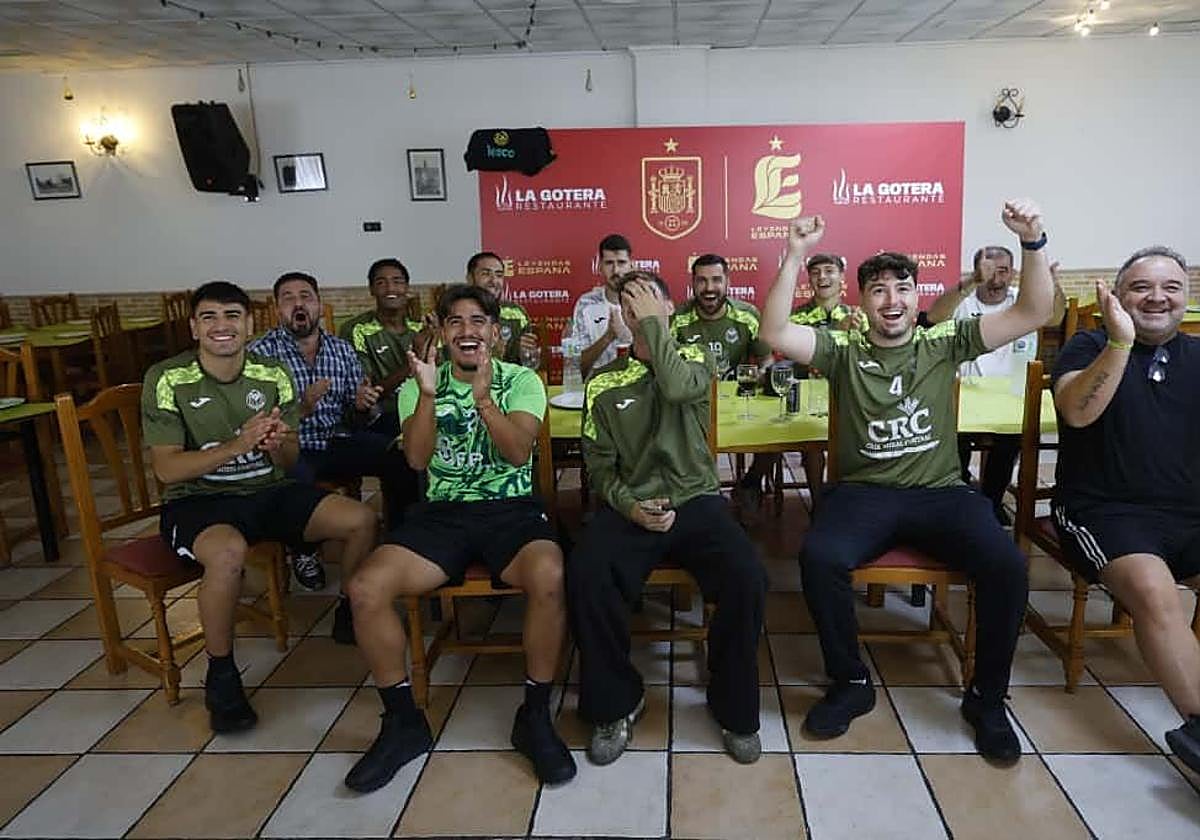 Parte de la plantilla de la UD Los Garres conociendo a su rival de Copa del Rey.