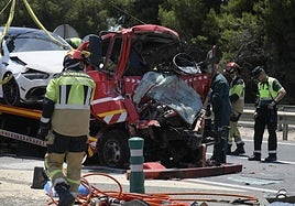 Bomberos y agentes de la Guardia Civil en el accidente ocurrido el 20 de junio en la autovía A-30 a la altura de Cartagena, donde murió un camionero.