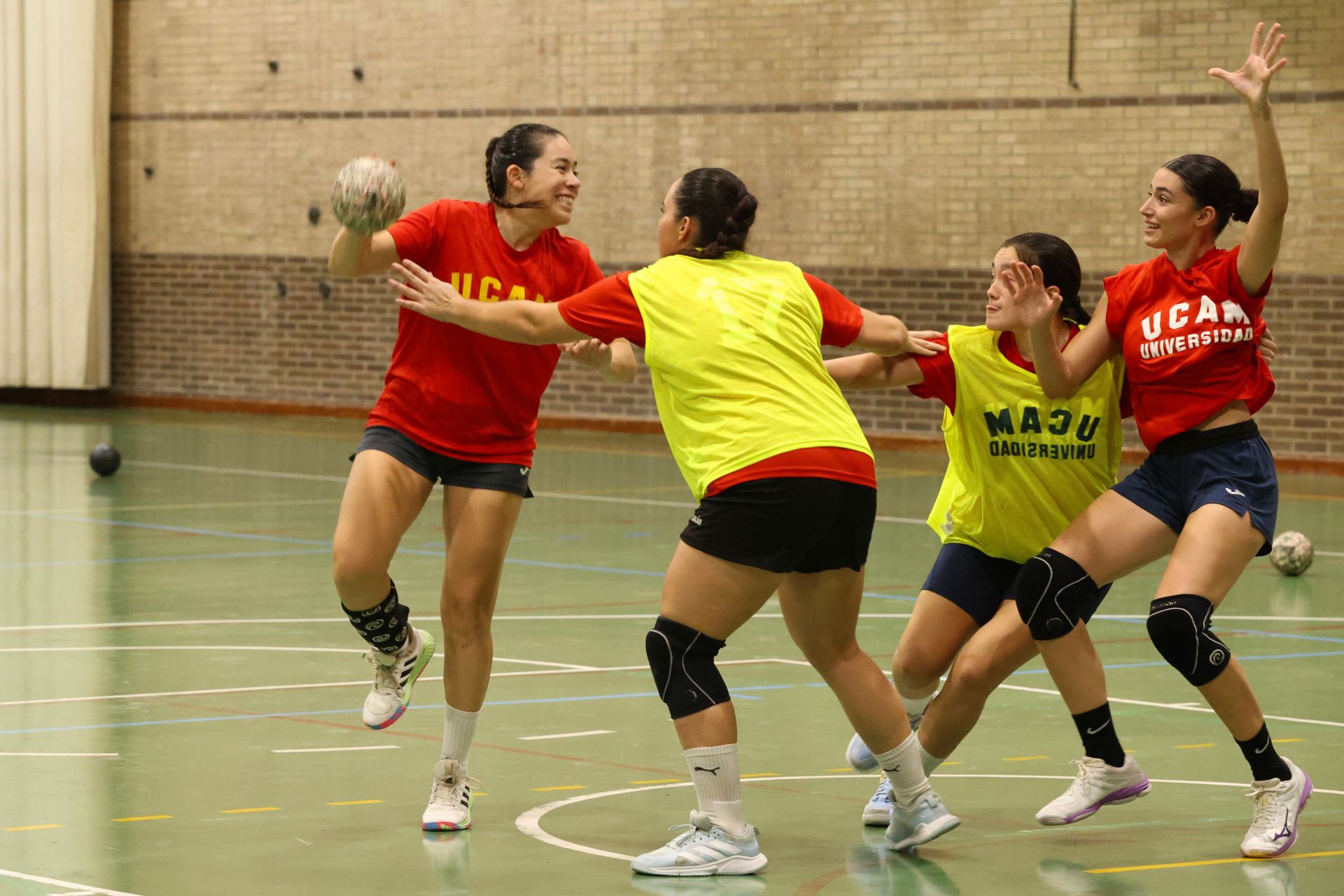 Entrenamiento de las jugadoras del UCAM BM Murcia, en imágenes
