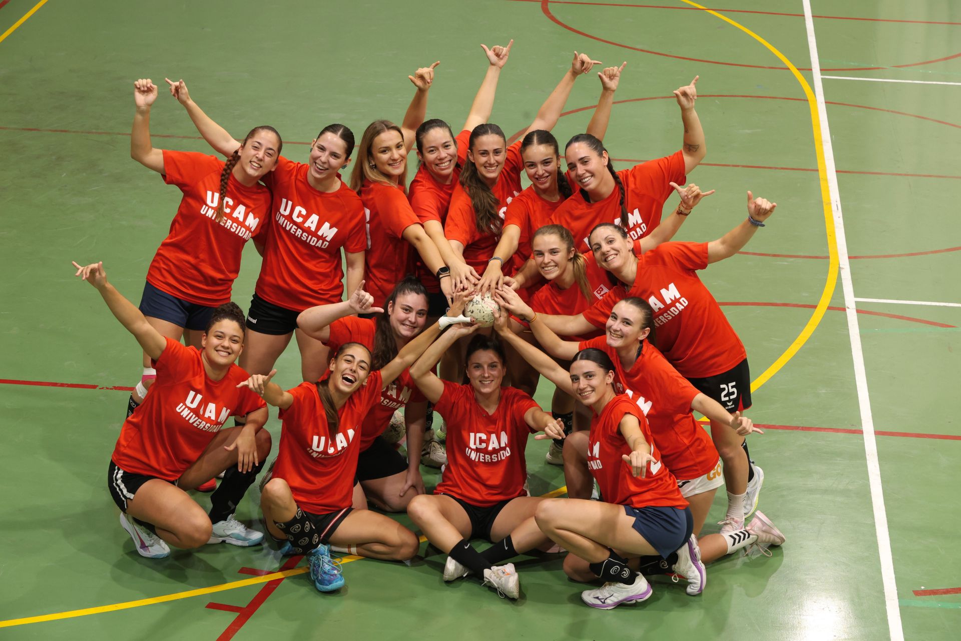 Entrenamiento de las jugadoras del UCAM BM Murcia, en imágenes
