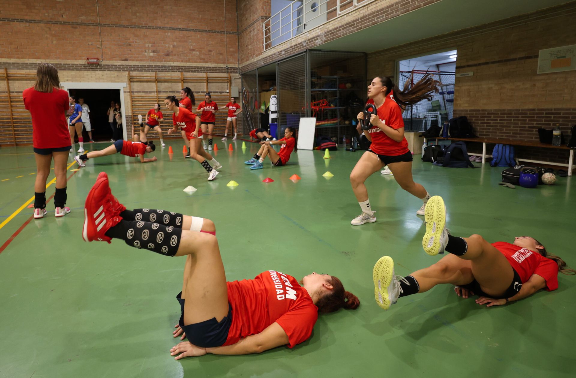 Entrenamiento de las jugadoras del UCAM BM Murcia, en imágenes