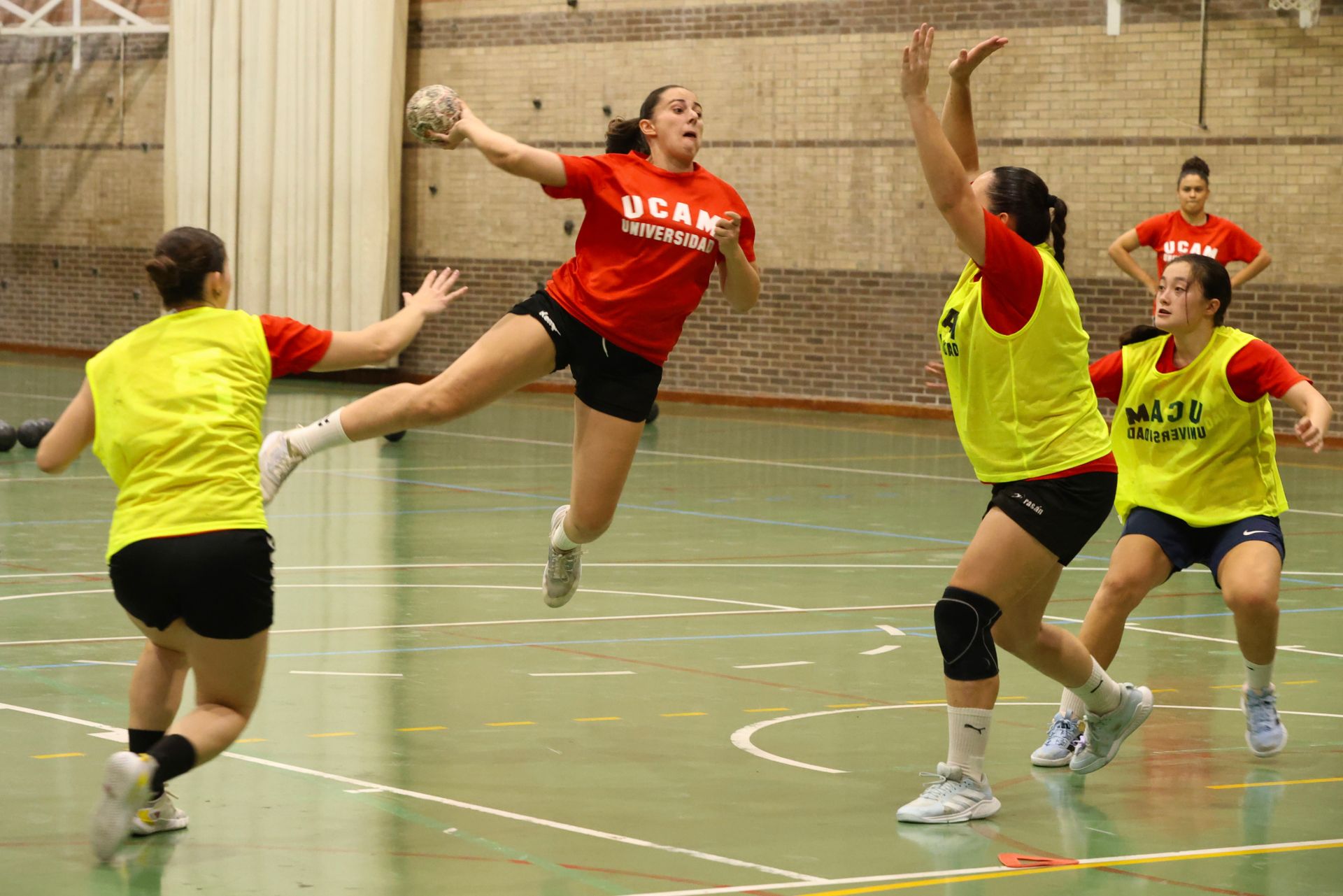 Entrenamiento de las jugadoras del UCAM BM Murcia, en imágenes