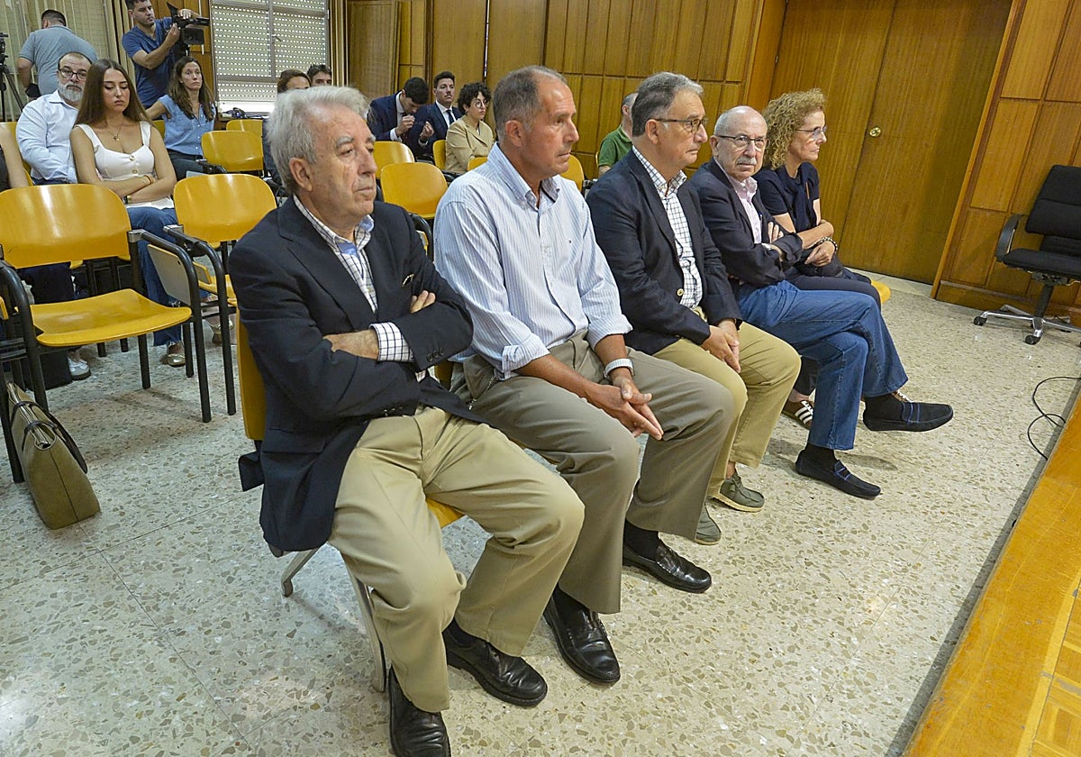 Antonio Cerdá, Manuel Alfonso Guerrero, Joaquín Bascuñana, José María Ródenas y María Antonieta Fernández, en el banquillo de la Audiencia Provincial por el 'caso Novo Carthago'.