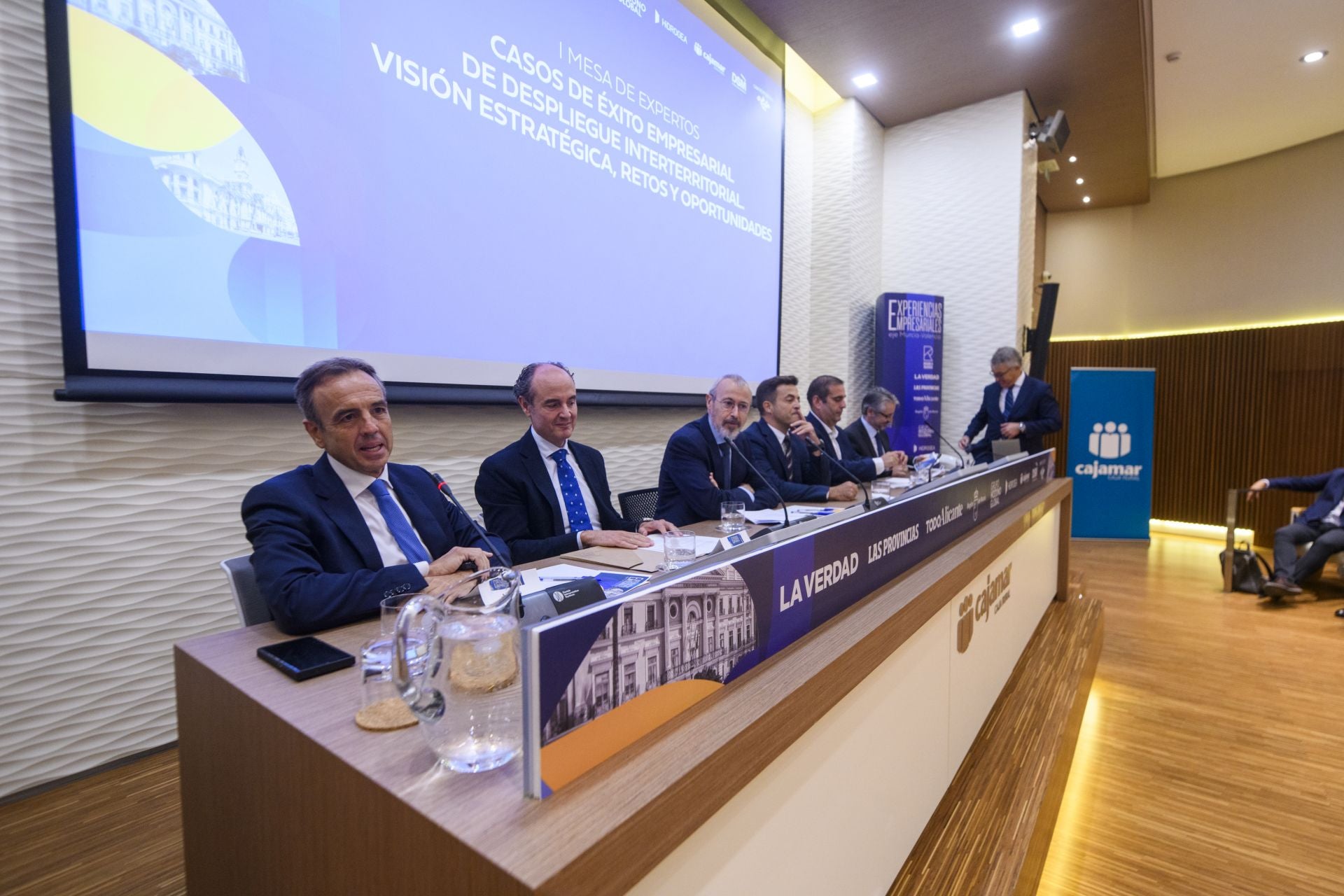 El encuentro &#039;Experiencias Empresariales. Eje Murcia-Valencia&#039;, en imágenes