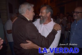 El presidente del Bando Cristiano, Antonio Torrecilla (dcha) abraza al nuevo Cristiano del Año, Mateo Marti (izda)