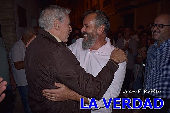 El presidente del Bando Cristiano, Antonio Torrecilla (dcha) abraza al nuevo Cristiano del Año, Mateo Marti (izda)