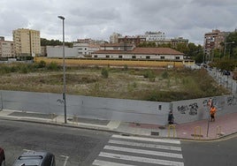 El solar donde se ubicaba el cuartel de la Guardia Civil está ahora totalmente tomado por la maleza.