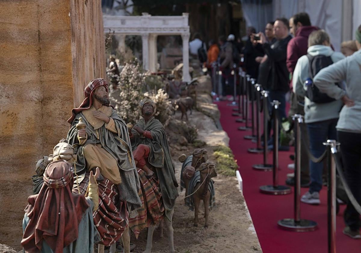 Cartageneros visitaban las pasadas navidades el belén municipal instalado en la plaza San Francisco.