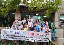 Los inspectores que se concentraron este lunes frente a la Consejería de Educación.