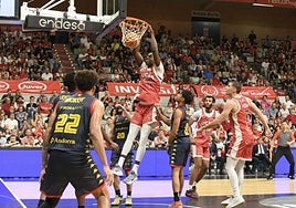 Moussa Diagne se suma a la fiesta del mate ante la impotente mirada de defensores rivales.