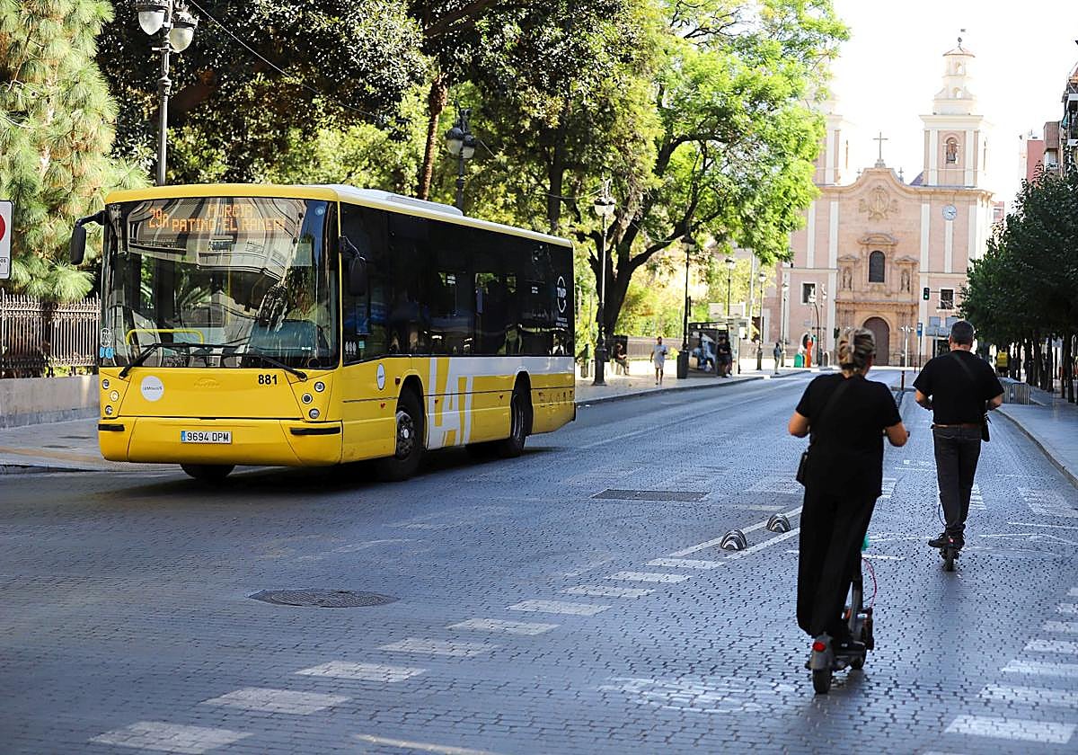 Autobús de una de las líneas de pedanías, cuyo servicio se incluirá en el nuevo contrato.