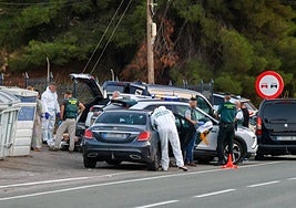 Dispositivo de la Guardia Civil en Ramonete (Lorca) donde fue hallado uno de los cadáveres dentro del maletero de un coche.