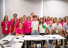 Gabriel, con su madre y con el panel de expertos que ha diagnosticado su enfermedad, este martes en el Auditorio Regional.