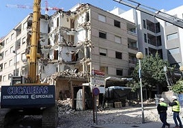 Derribo de uno de los edificios afectados por el terremoto de Lorca.