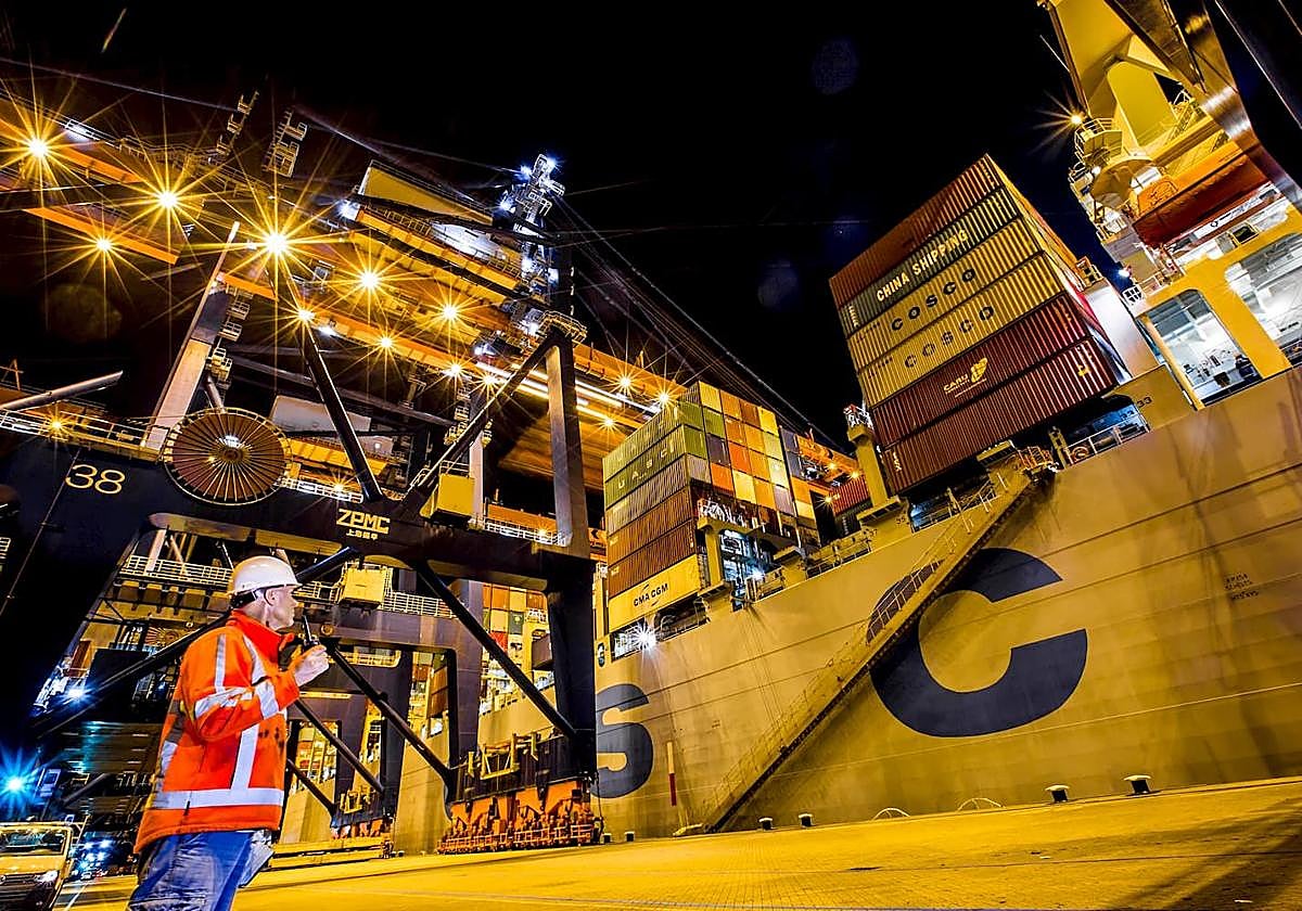 Tráfico de mercancías y contenedores en el puerto de Rotterdam.