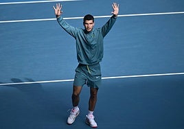 Carlos Alcaraz saluda al público en Melbourne, en la última edición del Open de Australia.