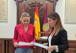 La concejala de la Mujer y la diputada del PP durante su comparecencia.