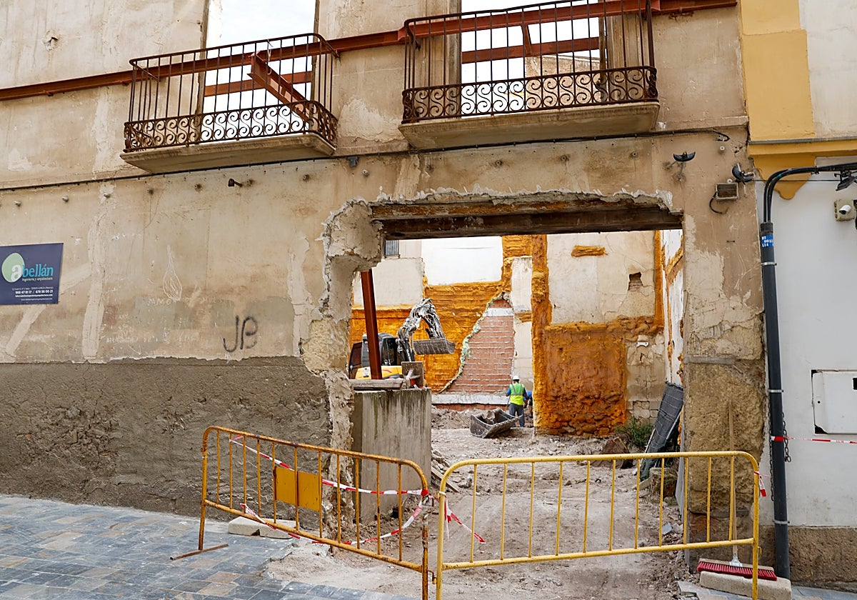 Inicio de la excavación arqueológica en un solar de la calle Álamo para la reconstrucción, en una imagen de archivo