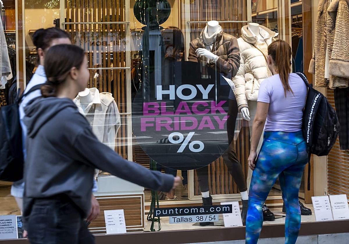 Personas paseando por las tiendas en el Black Friday, en una foto de archivo.