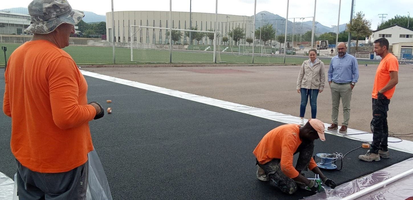 La alcaldesa y el concejal durante la visita a las instalaciones deportivas.